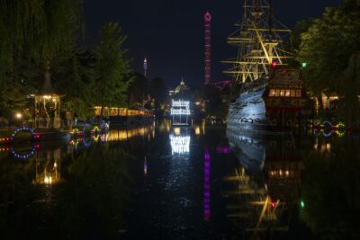 FOS, Leaking Fountain, 2018, neon, aluminium, courtesy of the artist, Etage Projects and CHART in Tivoli 2023. Photo by Jan Søndergaard