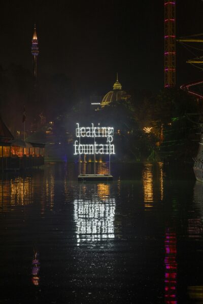 FOS, Leaking Fountain, 2018, neon, aluminium, courtesy of the artist, Etage Projects and CHART in Tivoli 2023. Photo by Jan Søndergaard(13)